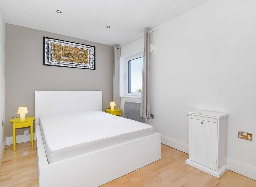 Properties let in Holland Gardens - TW8 0BF view3