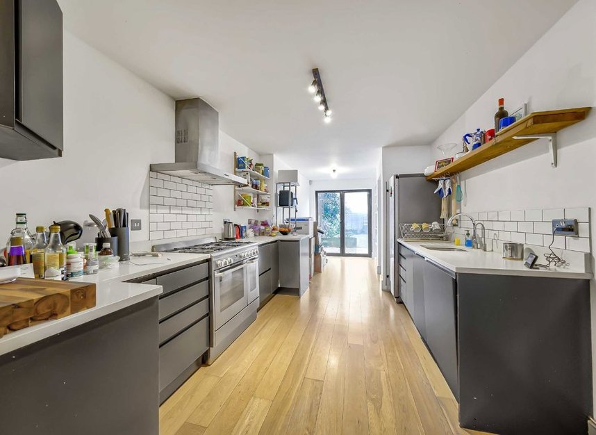 Properties let in Holly Park Road - N11 3HD view3