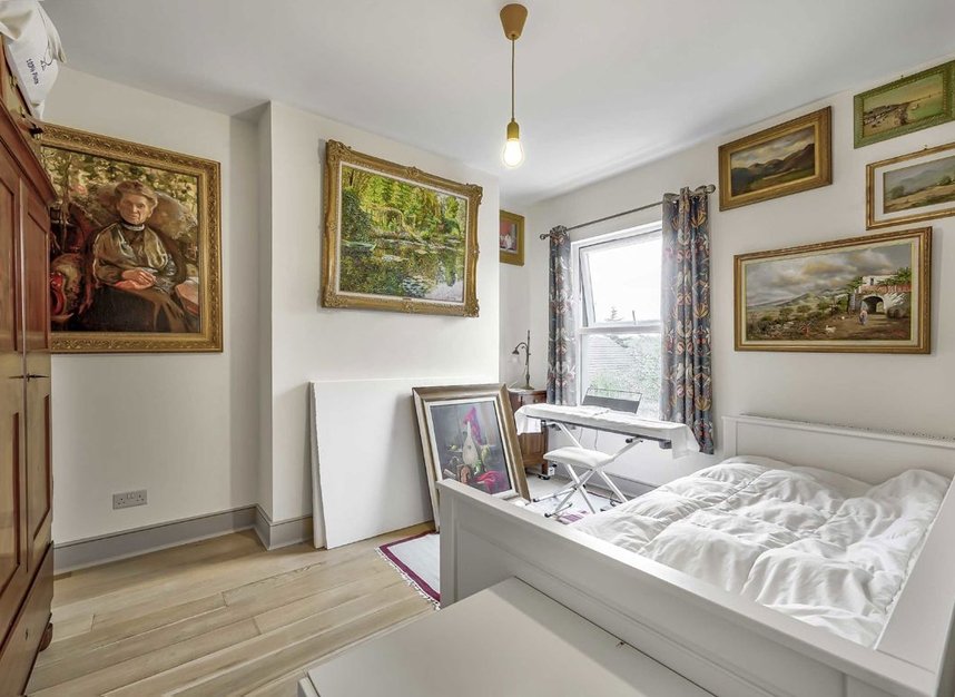 Properties let in Holly Park Road - N11 3HD view7