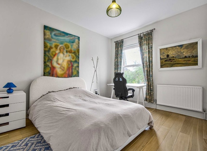 Properties let in Holly Park Road - N11 3HD view6