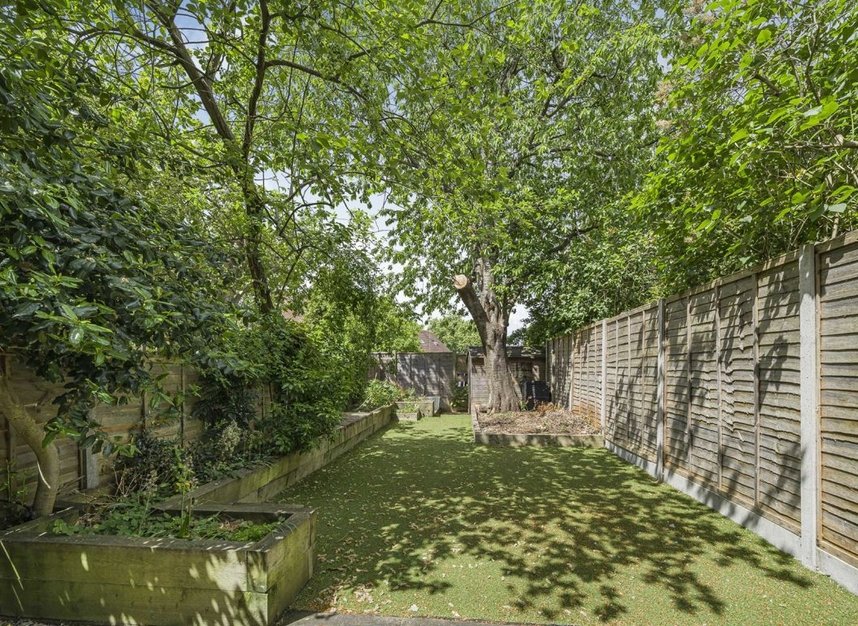 Properties let in Holly Park Road - N11 3HD view8