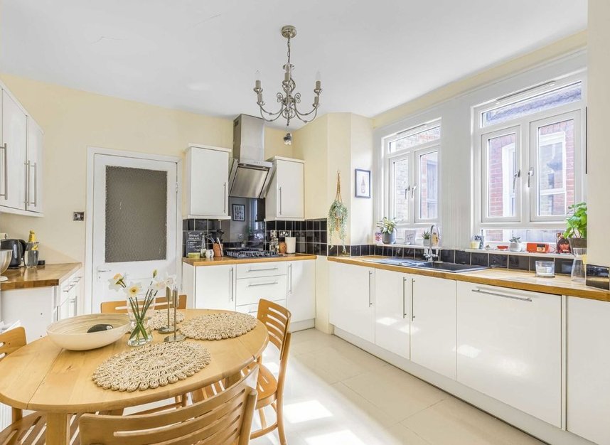 Properties to let in Kingswood Road - SW2 4JJ view3