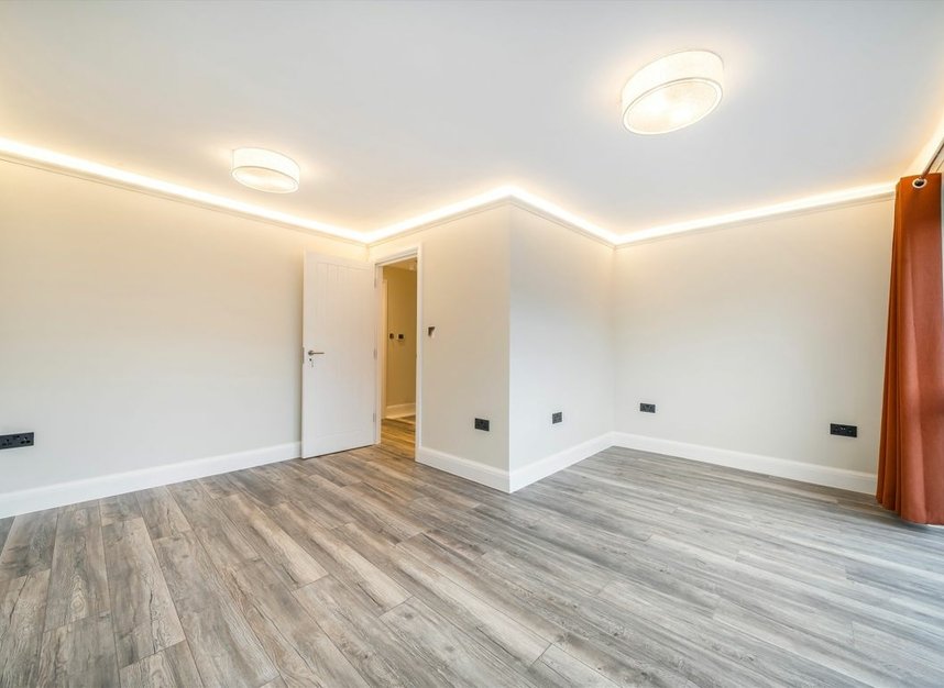 Properties let in Lanark Close - W5 1SN view6