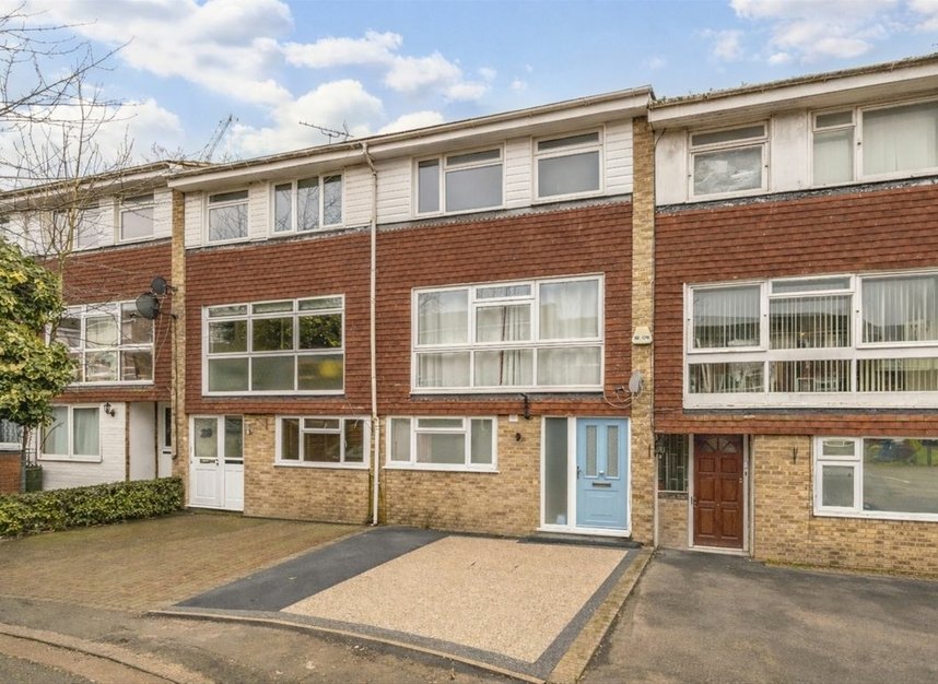 Properties let in Lanark Close - W5 1SN view1