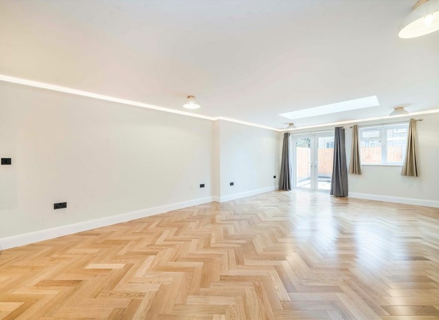 Properties let in Lanark Close - W5 1SN view4
