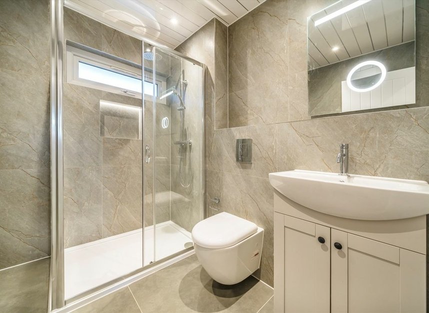 Properties let in Lanark Close - W5 1SN view10