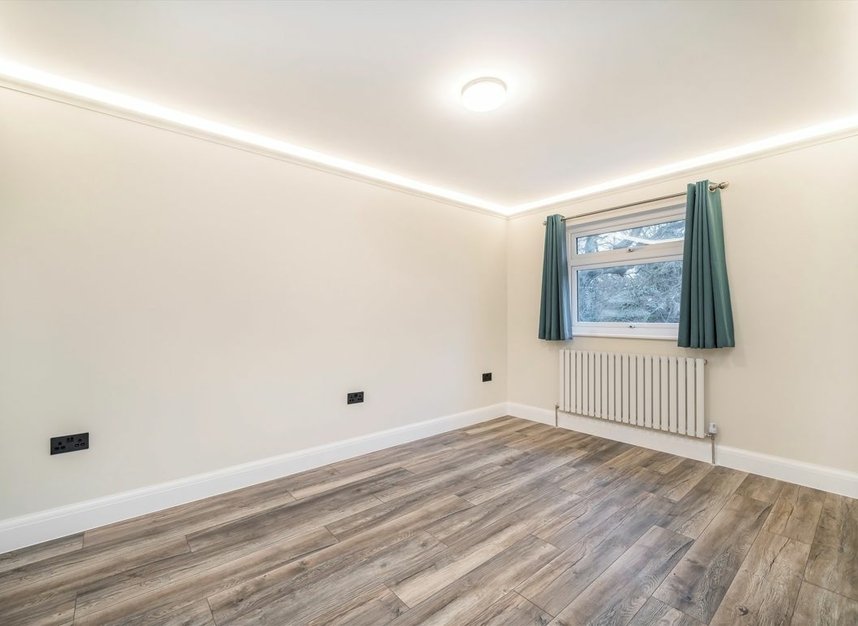 Properties let in Lanark Close - W5 1SN view8