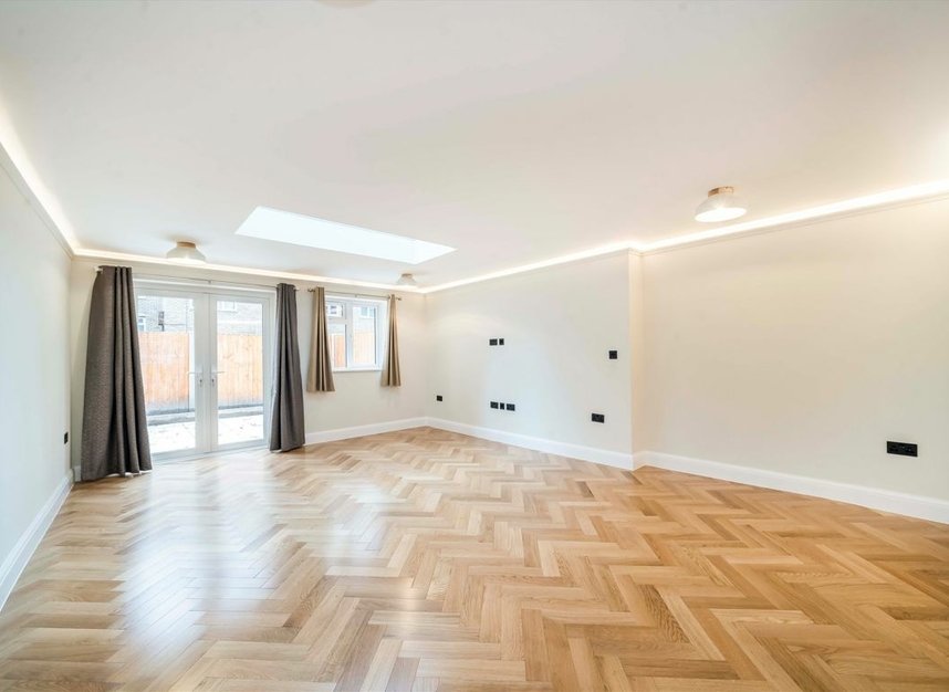 Properties let in Lanark Close - W5 1SN view2