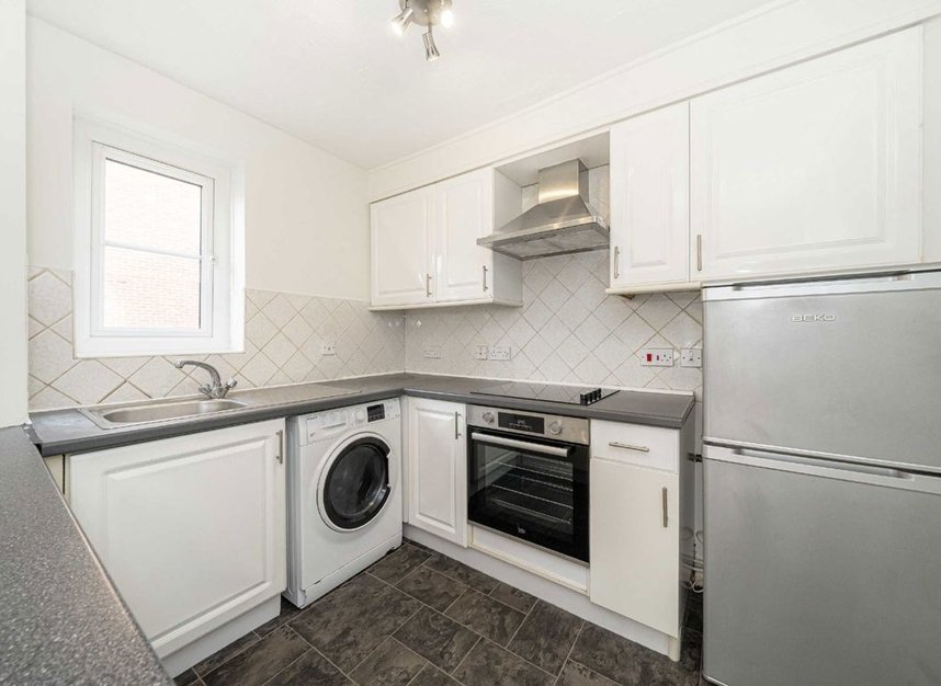 Properties let in Langridge Mews - TW12 3NZ view3