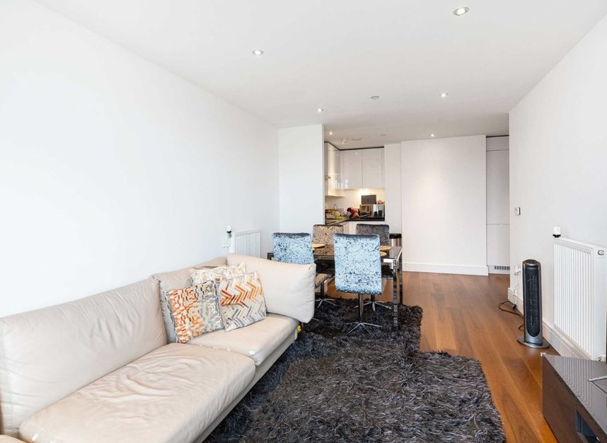 Flat to rent in Lincoln Plaza, London, E14 (Ref 228935) | Dexters