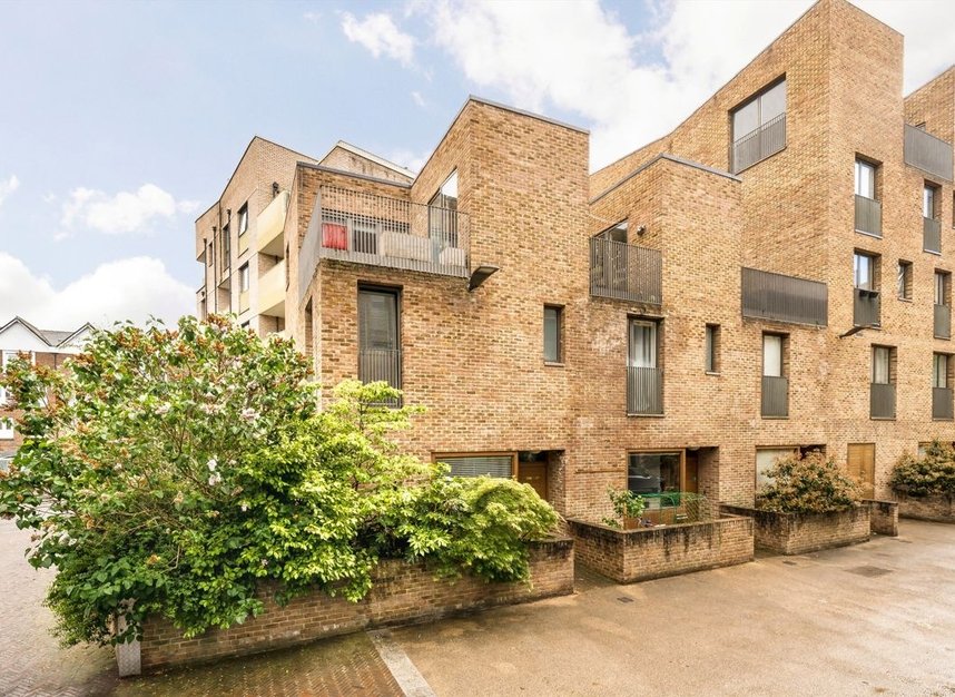 Properties to let in Narrowboat Avenue - TW8 8FD view1