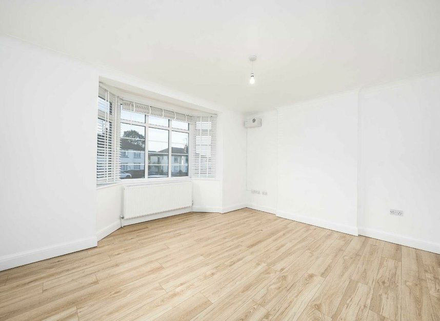 Properties to let in Nether Close - N3 1AA view4