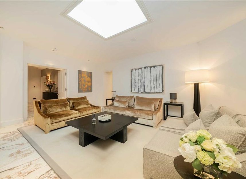 Properties to let in Pont Street - SW1X 0AB view4