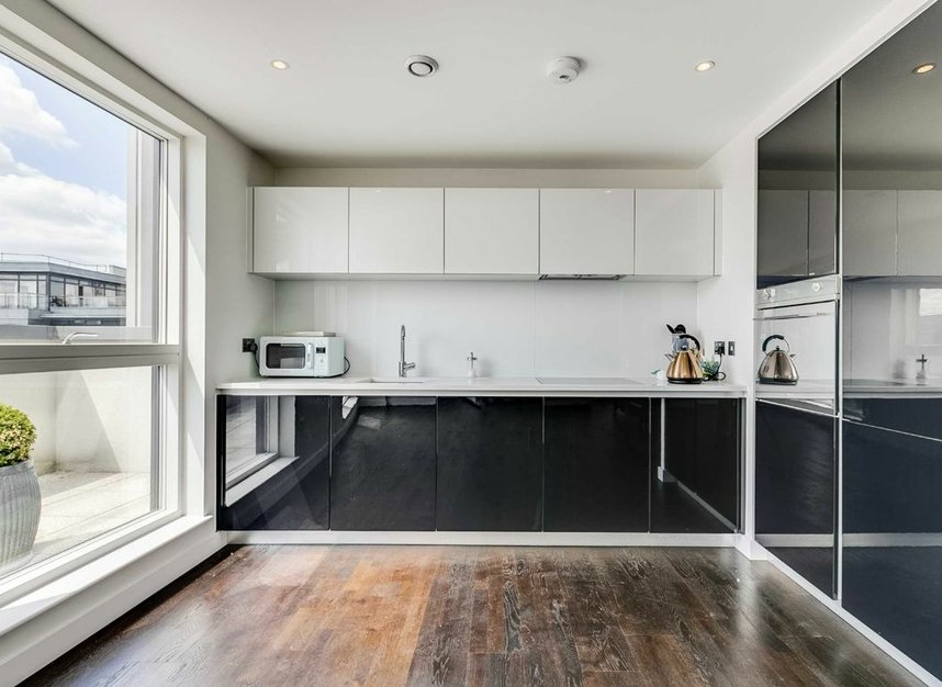 Properties to let in Pump House Crescent - TW8 0HH view3