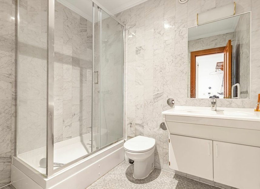 Properties let in Queens Reach - KT8 9DE view5
