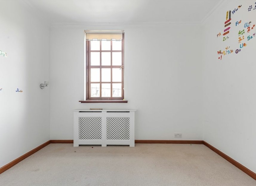 Properties let in Queens Reach - KT8 9DE view6