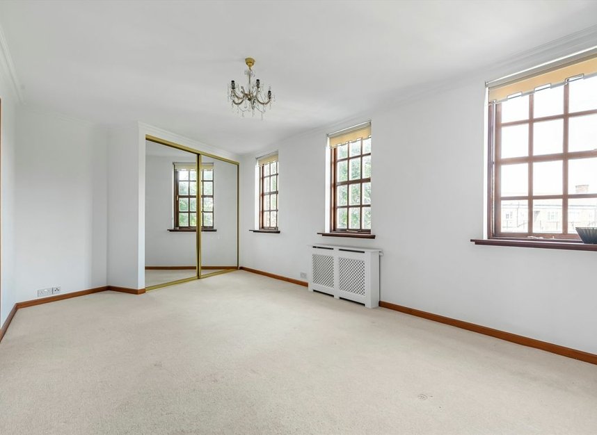 Properties let in Queens Reach - KT8 9DE view4
