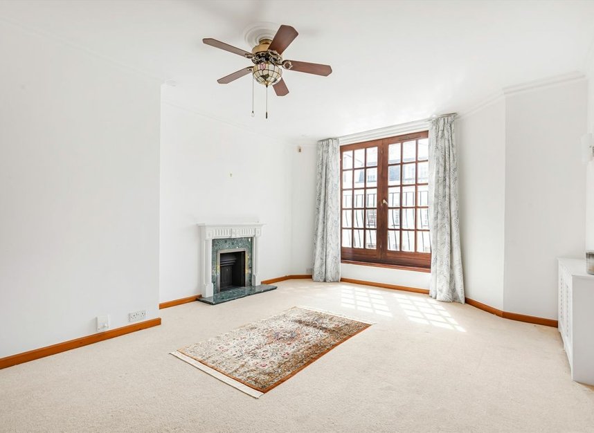 Properties let in Queens Reach - KT8 9DE view2