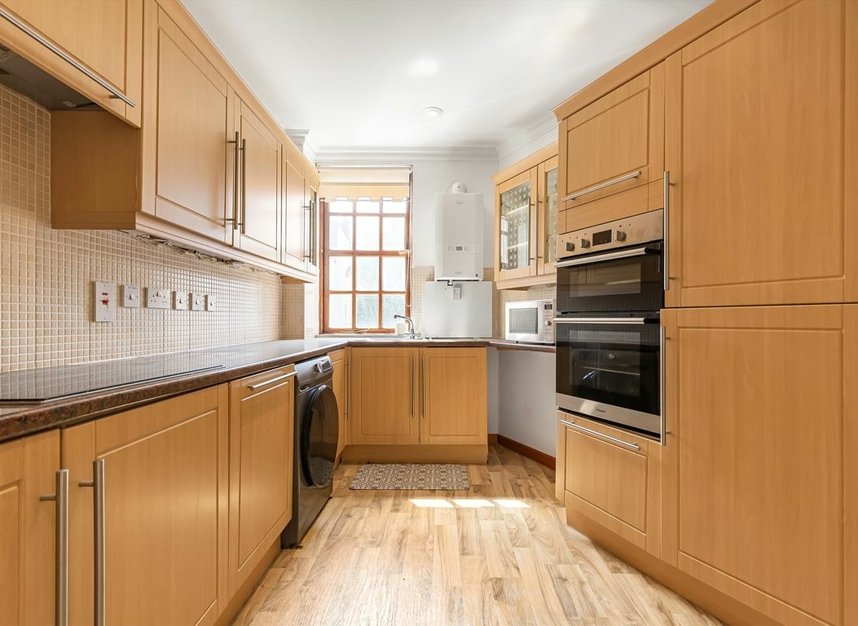 Properties let in Queens Reach - KT8 9DE view3