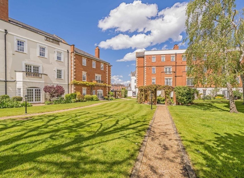 Properties let in Queens Reach - KT8 9DE view7