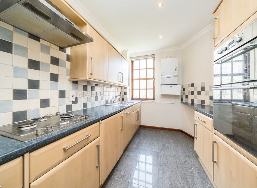 Properties let in Queens Reach - KT8 9DE view3