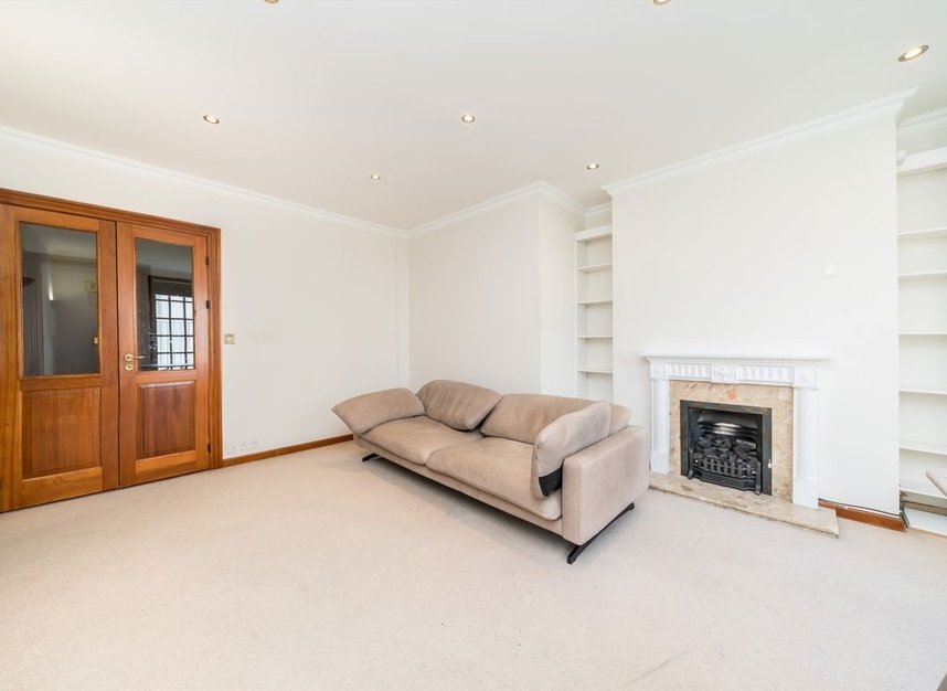 Properties let in Queens Reach - KT8 9DE view2