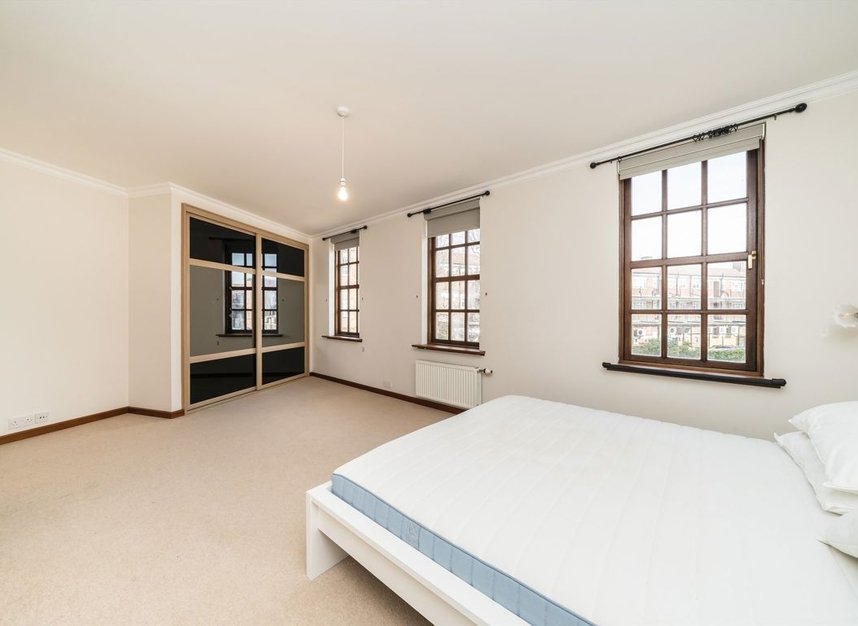 Properties let in Queens Reach - KT8 9DE view4