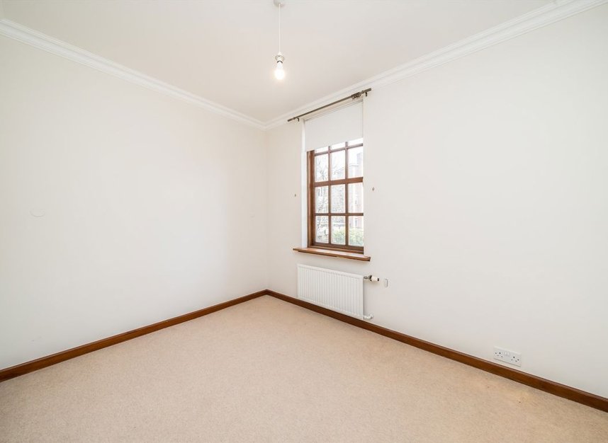 Properties let in Queens Reach - KT8 9DE view5