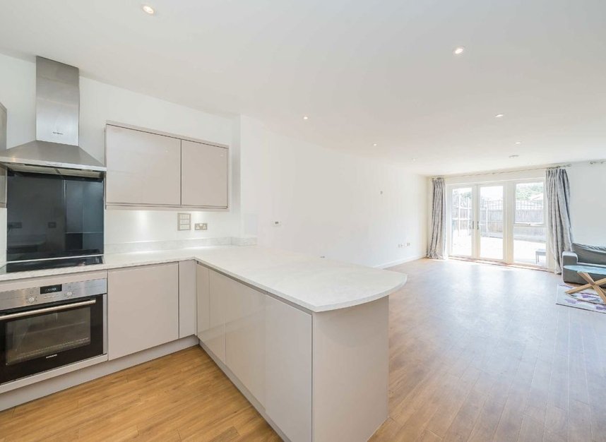 Properties to let in Reynard Way - TW8 9GF view2