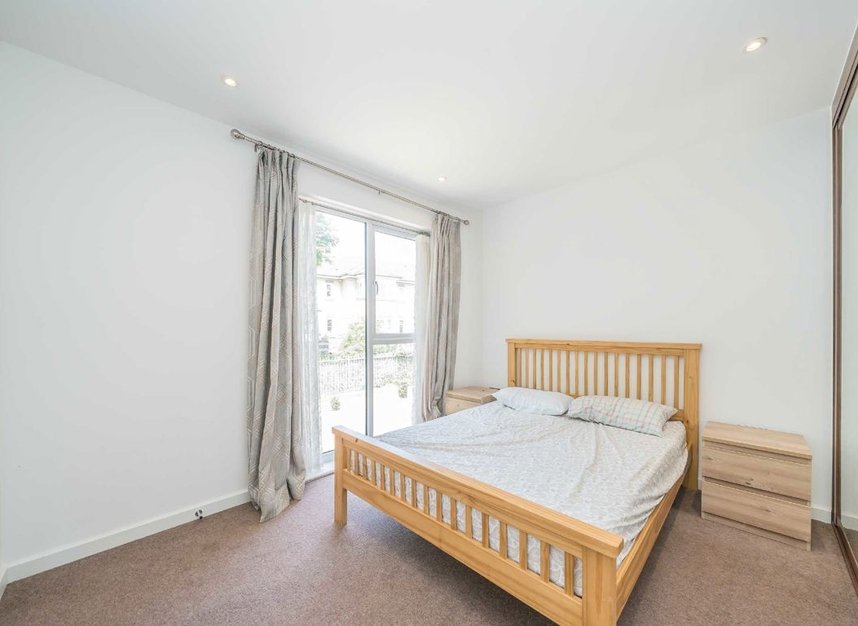 Properties to let in Reynard Way - TW8 9GF view5