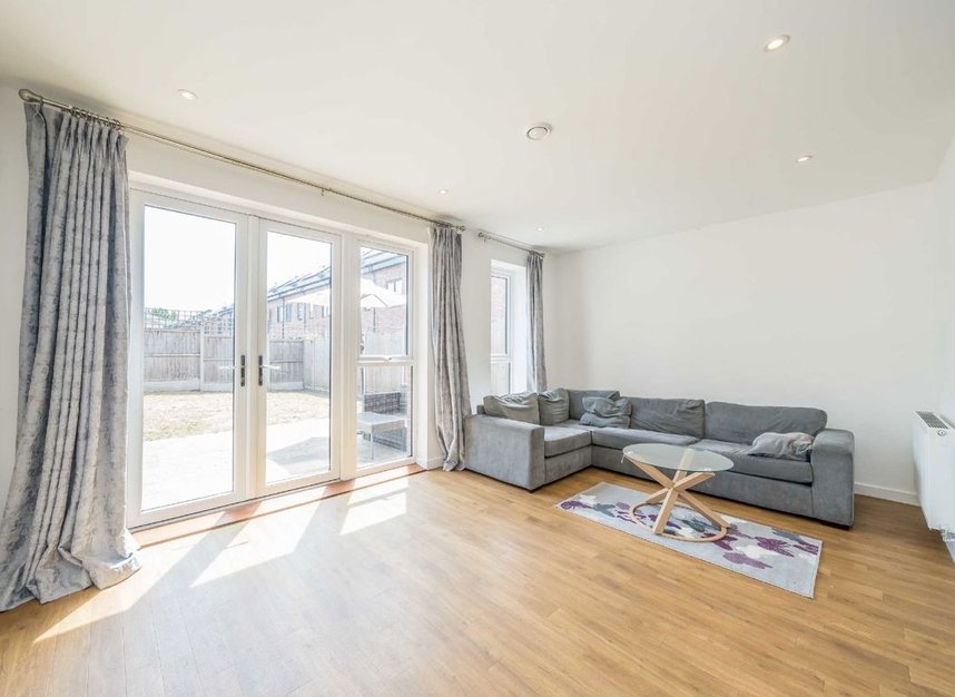 Properties to let in Reynard Way - TW8 9GF view4
