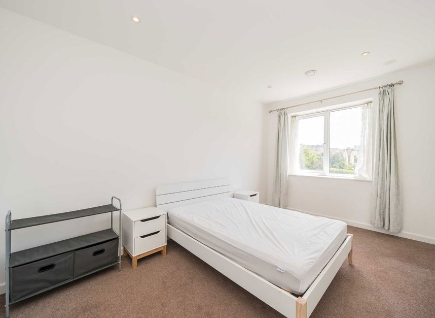 Properties to let in Reynard Way - TW8 9GF view6