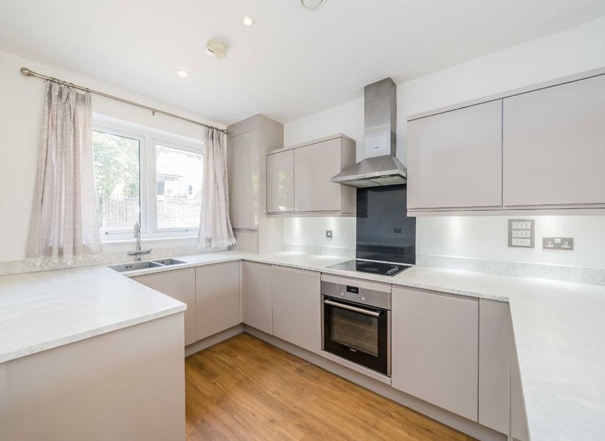 Properties to let in Reynard Way - TW8 9GF view3