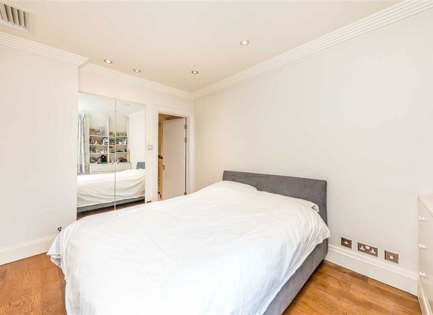 Properties to let in St. Martin's Place - WC2N 4JL view4