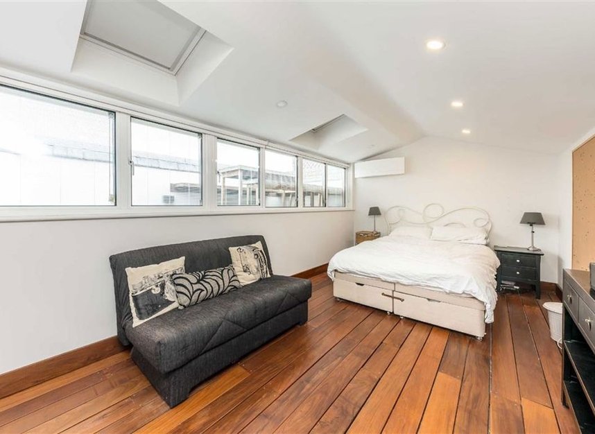 Properties to let in St. Martin's Place - WC2N 4JL view5
