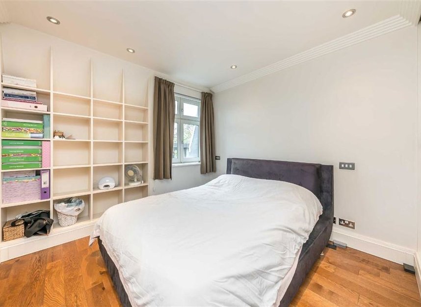 Properties to let in St. Martin's Place - WC2N 4JL view6