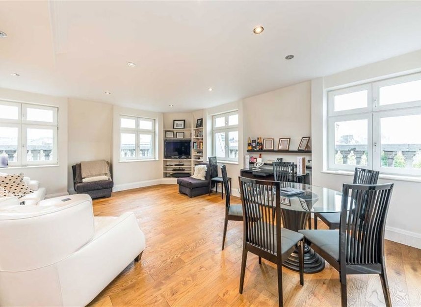 Properties to let in St. Martin's Place - WC2N 4JL view2