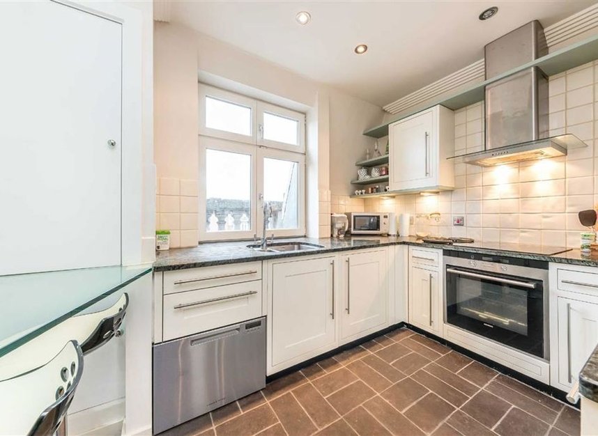 Properties to let in St. Martin's Place - WC2N 4JL view3