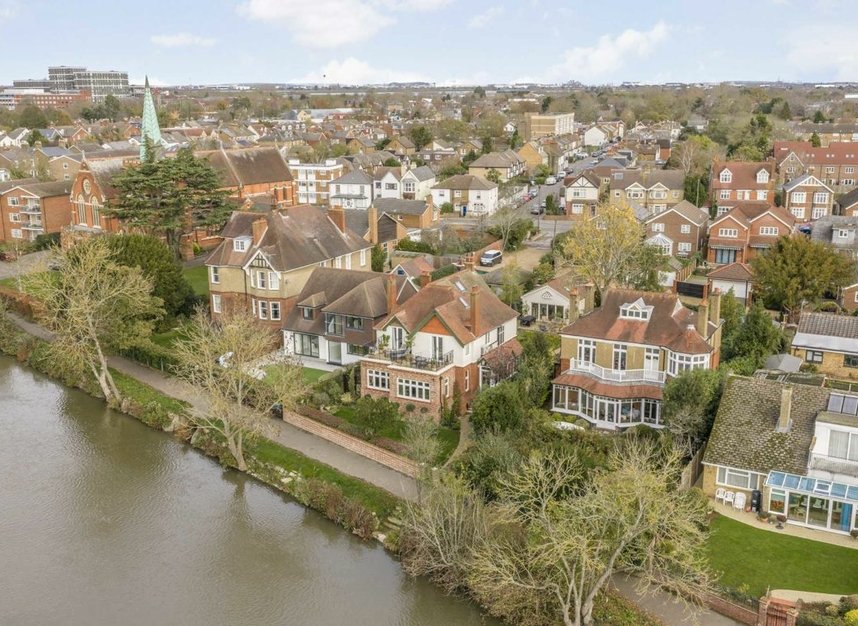 Properties to let in St. Peters Close - TW18 2ED view1