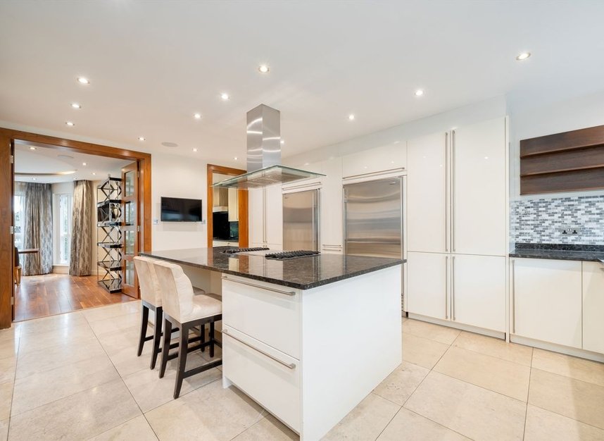 Properties to let in The Bishops Avenue - N2 0AP view4