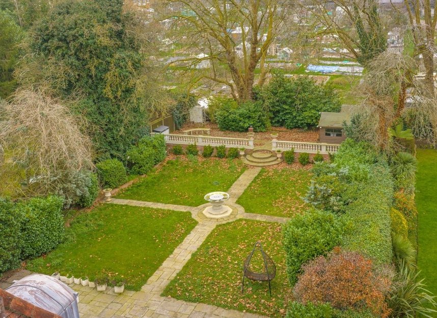 Properties to let in The Bishops Avenue - N2 0AP view17