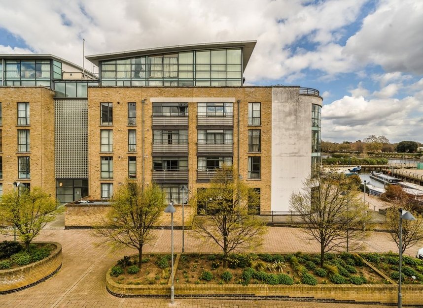 Properties to let in Town Meadow - TW8 0BX view1