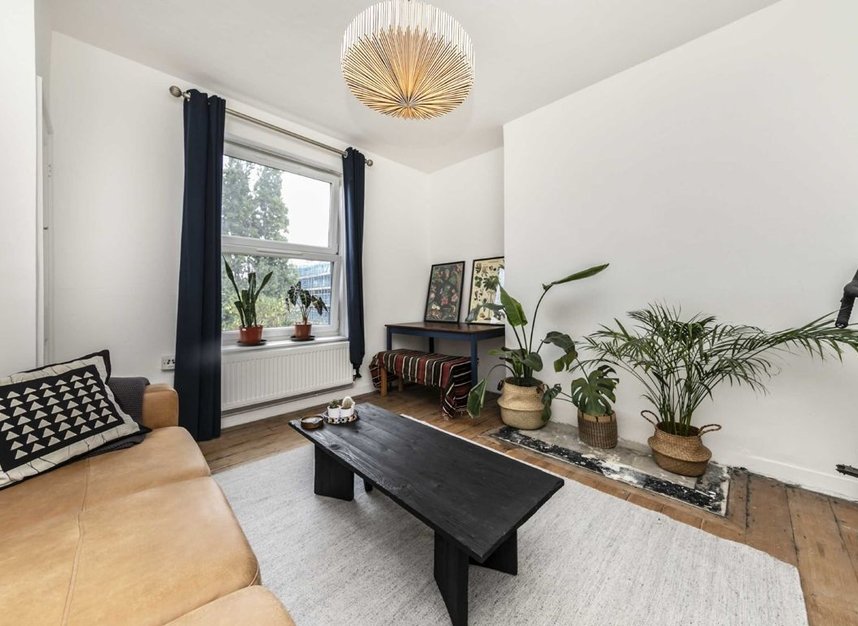 Flat to rent in Warburton Street, London, E8 (Ref 211871) Dexters