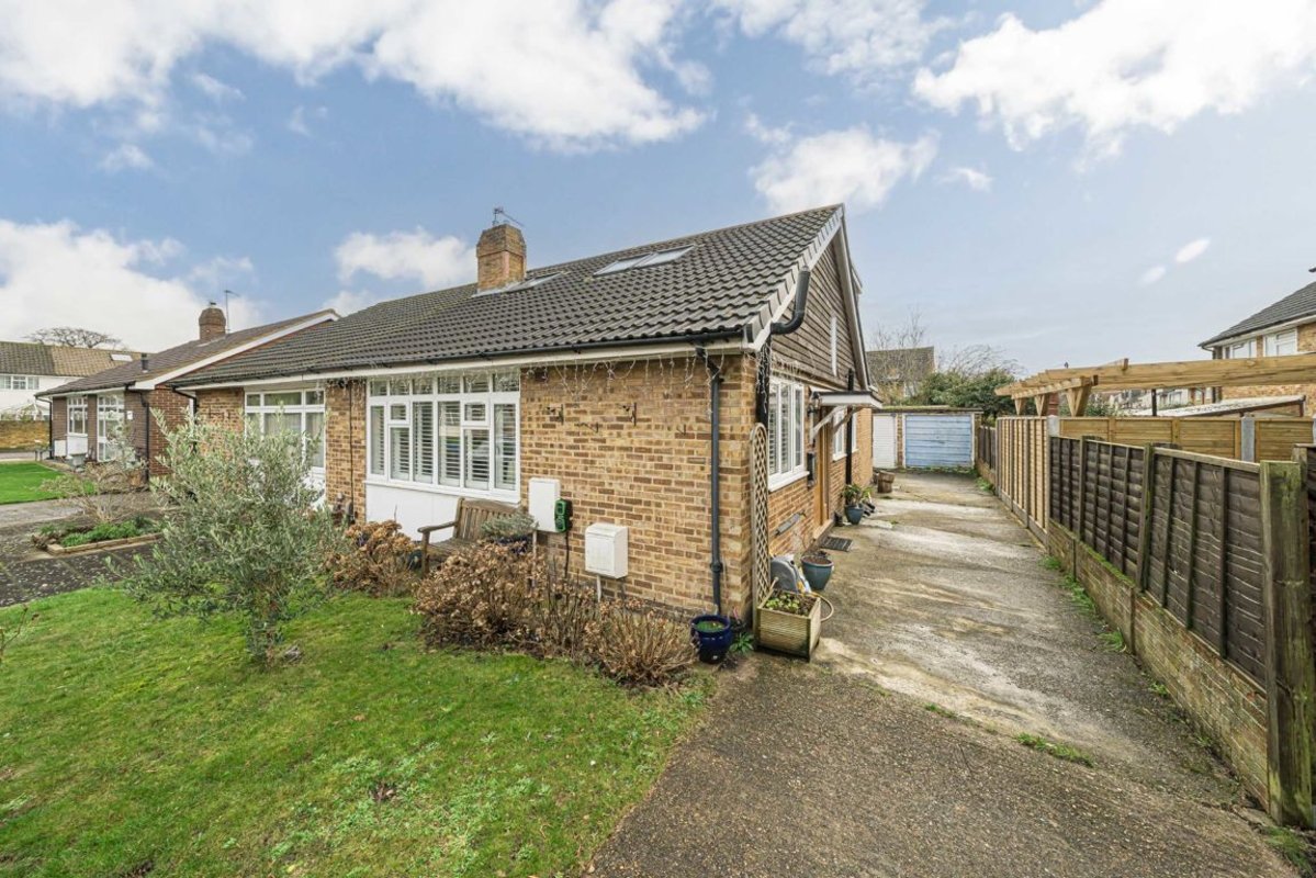 House semidetached for sale in Dukes Close, Hampton, TW12 (Ref