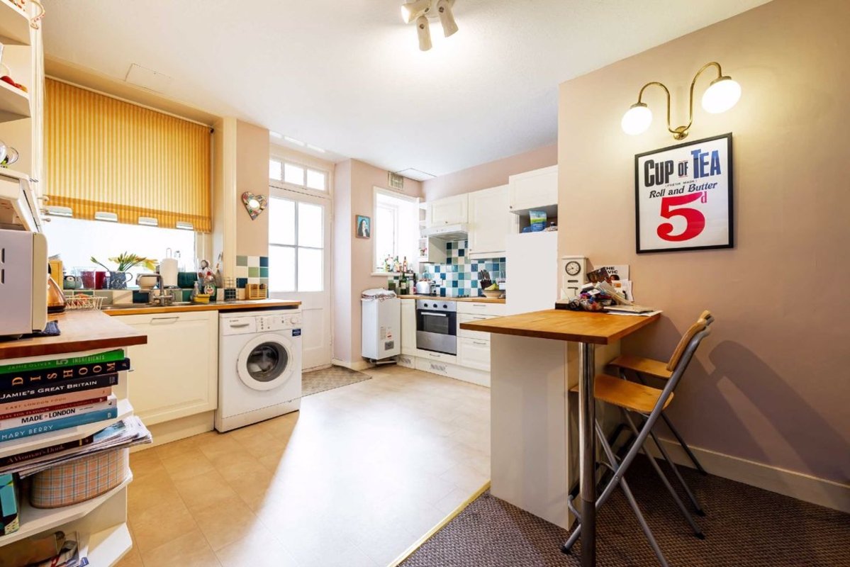 Flat for sale in Finchley Road, London, NW3 (Ref 198187) Dexters