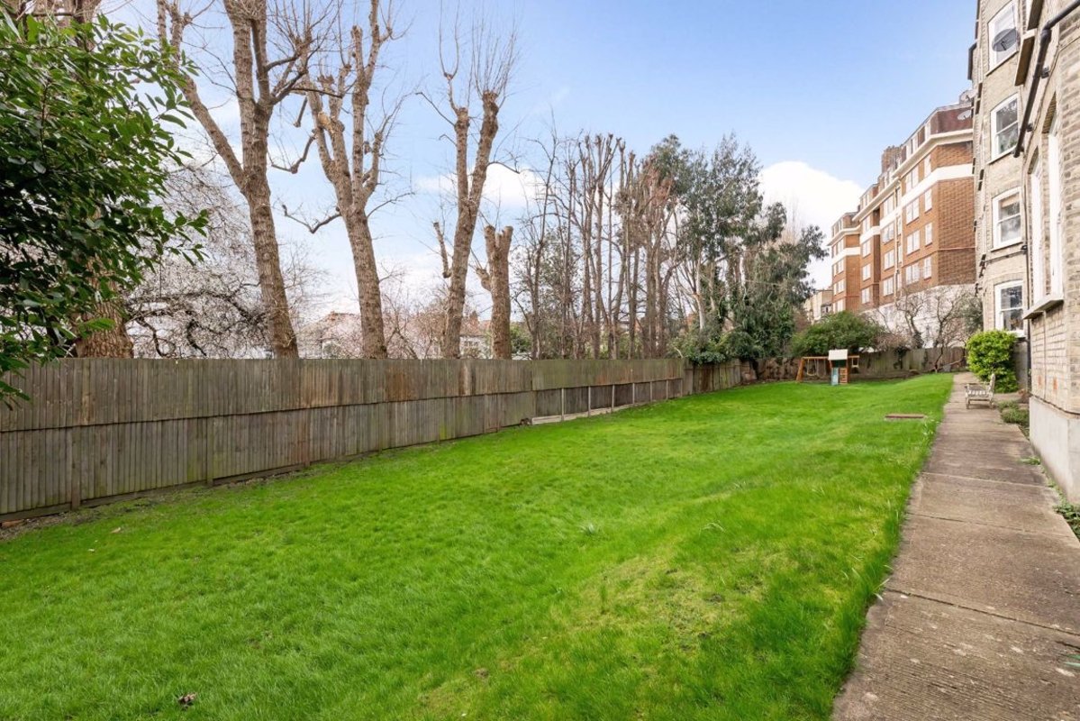 Flat for sale in Finchley Road, London, NW3 (Ref 198187) Dexters