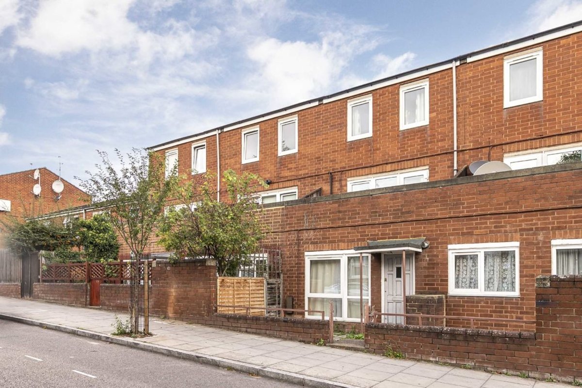 Flat for sale in Framlingham Close, London, E5 (Ref 211223) Dexters