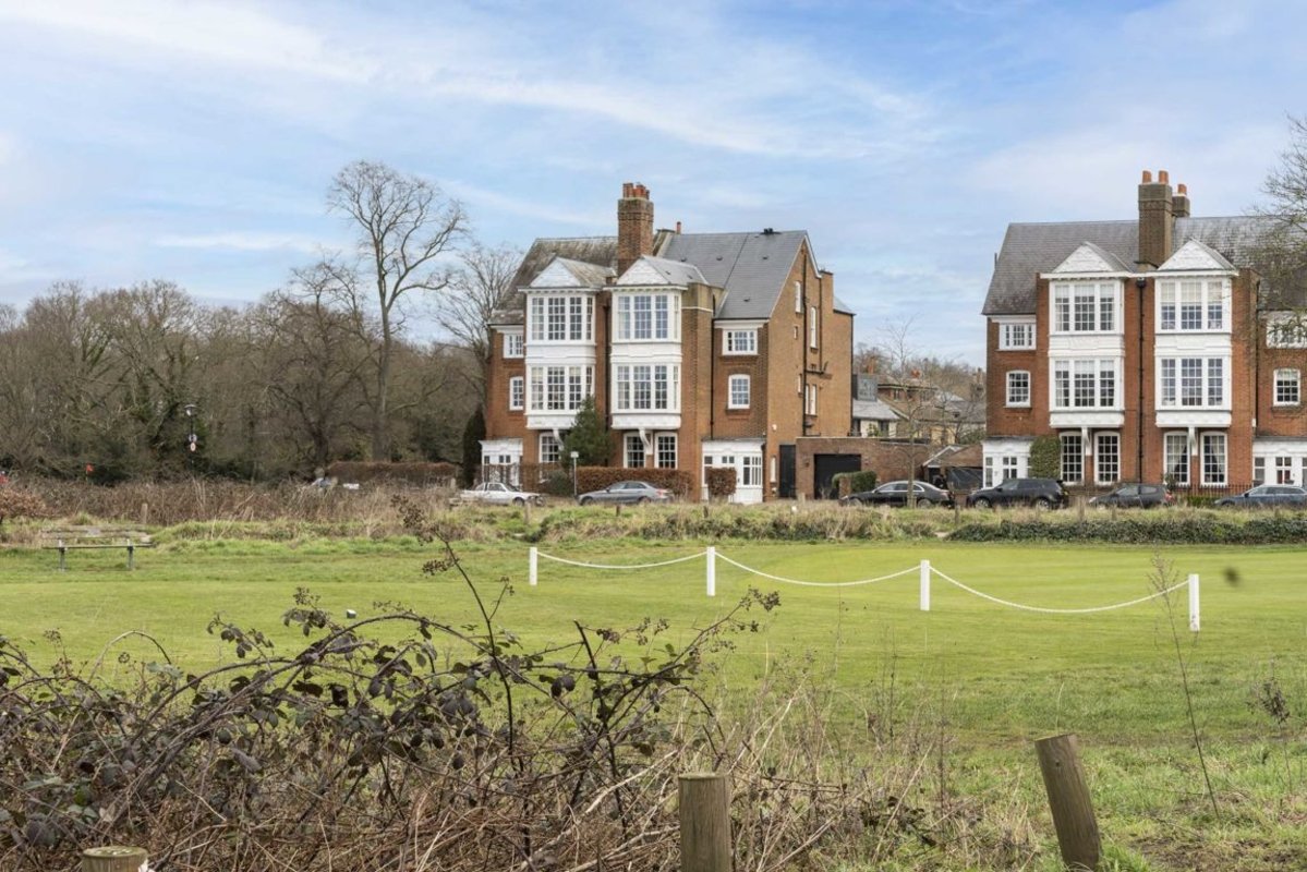 New Flat for sale in Greenview Drive, Raynes Park, SW20 (Ref 218539