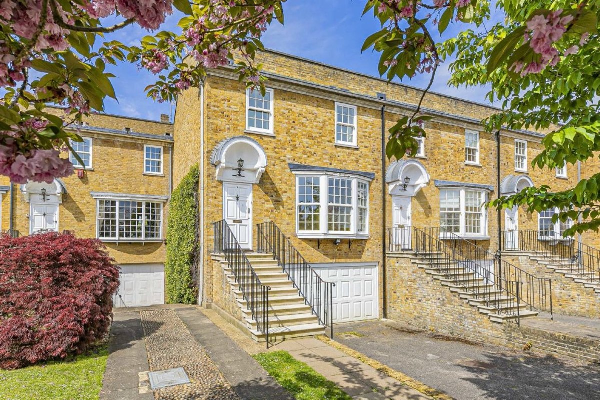 House for sale in Hogarth Way, Hampton, TW12 (Ref 200913) Dexters