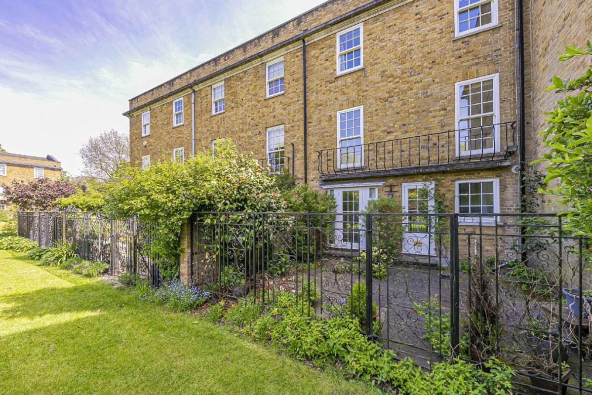 House for sale in Hogarth Way, Hampton, TW12 (Ref 200913) Dexters